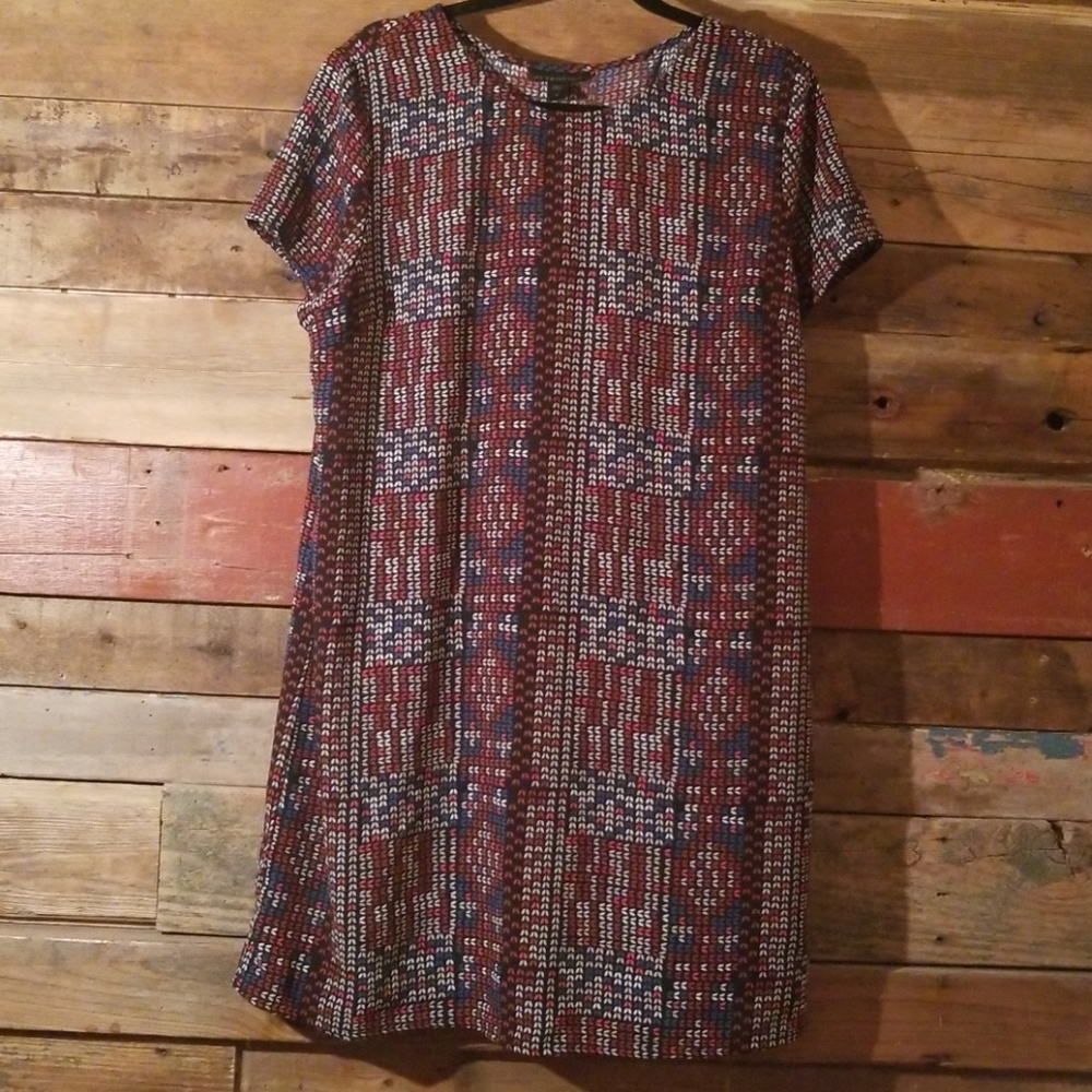 Patterned Shift Dress - Picture 2 of 4